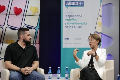 El psicólogo especialista en educación y acoso escolar, Enric Valls, junto con la jefa de servicio de Inclusión Educativa y anteriormente orientadora en la Unidad de Atención e Intervención del sistema de prevención de la violencia escolar en la Comunitat Valenciana, Esmeralda Llorca, durante el foro Diálogos Efe: 