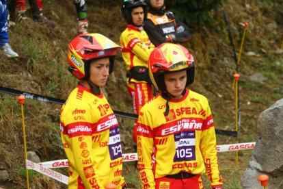 Dos de las competidoras españolas inspeccionando uno de los sectores.  L. DE LA MATA