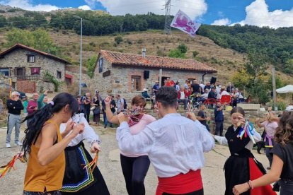 Imagen de los bailes regionales ayer durante la Romería de los Pájaros en Paradilla de Gordón. DL