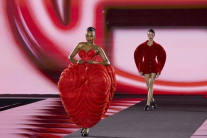 Modelos sobre la pasarela.