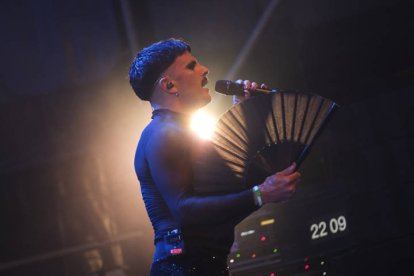 El asturiano Rodrigo Cuevas, durante su actuación en el Festival Boreal, celebrado en el municipio de Los Silos en Tenerife. EFE / ALBERTO VALDÉS
