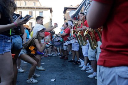 Una charanga anima las calles de León.