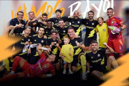 Celebrando un triunfo con su equipo, el Rayo de Barcelona. A. G.
