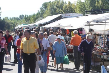 Participantes en una de las ediciones anteriores de la Feria de San Miguel de Cacabelos. L. DE LA MATA