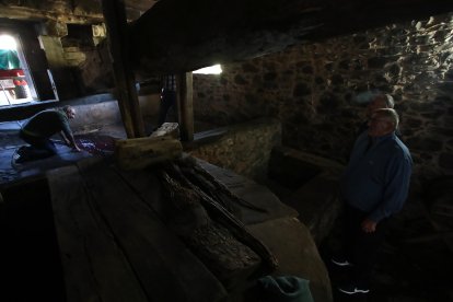 Noceda celebra su Fiesta de la Vendimia con una pisada infantil de la uva y la elaboración tradicional del vino.