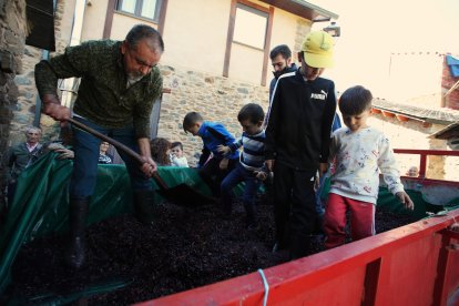 Noceda celebra su Fiesta de la Vendimia con una pisada infantil de la uva y la elaboración tradicional del vino.