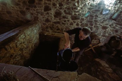 Noceda celebra su Fiesta de la Vendimia con una pisada infantil de la uva y la elaboración tradicional del vino,