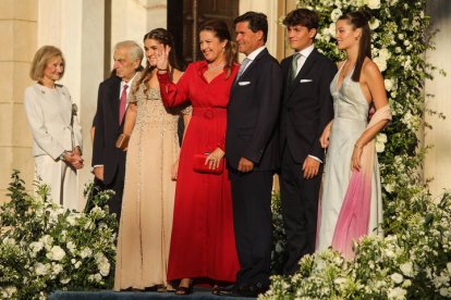 Alexia de Grecia y su marido, Carlos Morales, en el centro.