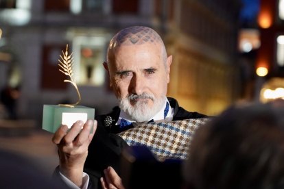 Chema Sarmiento, con la Espiga de Oro que recibió de la Seminci de Valladolid en 2022.'