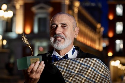 Chema Sarmiento, con la Espiga de Oro que recibió de la Seminci de Valladolid en 2022.'