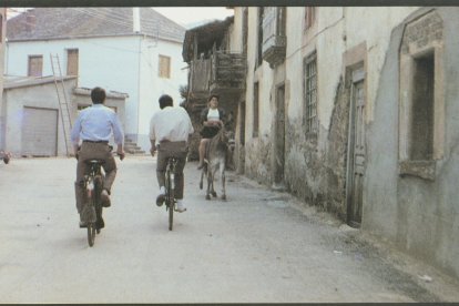 Fotograma de 'El Filandón', rodado en escenarios de la provincia de León como Albares de la Ribera.'
