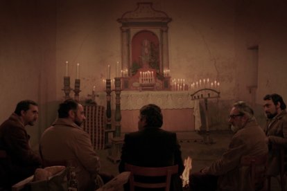 Luis Mateo Díez, José María Merino en el extremo izquierdo, y Pereira y Pedro Trapiello, en el derecho, en una escena de 'El Filandón'.'