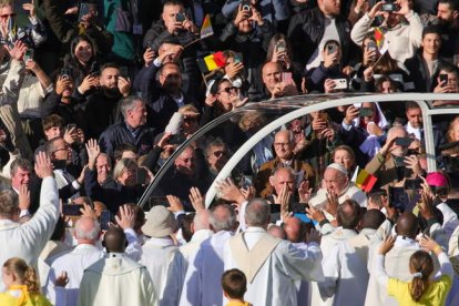 Recibimiento multitudinario en Bélgica al papa.