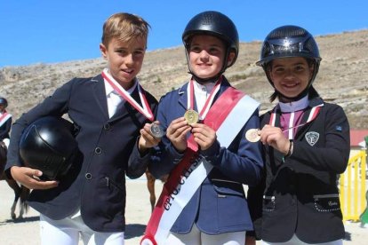 Vera González Baro, a la derecha, con su medalla de bronce en alevines.  DL