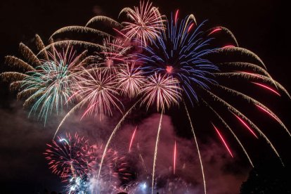 Los drones irán haciendo diferentes figuras que quedarán plasmadas en el cielo con sus luces.  RAFA ALCAIDE