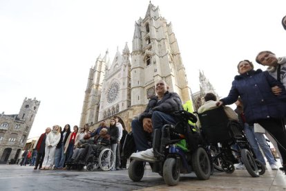 Comienzo de la II Marcha de Aspace León desde la plaza de la Catedral.