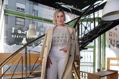 A la izquierda, Patricia, en la tienda de pan que abrirá en Avenida de España; a la derecha, Jaqueline y una compañera de costura. DE LA MATA