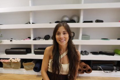A la izquierda, Patricia, en la tienda de pan que abrirá en Avenida de España; a la derecha, Jaqueline y una compañera de costura. DE LA MATA