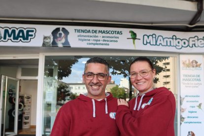 A la izquierda, Patricia, en la tienda de pan que abrirá en Avenida de España; a la derecha, Jaqueline y una compañera de costura. DE LA MATA