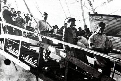 Los españoles descendiendo del carguero Winnipeg. J. MORALES