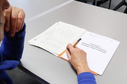 Familiares y cuidadores de personas dependientes participan en la primera Escuela de Familia del Credei.