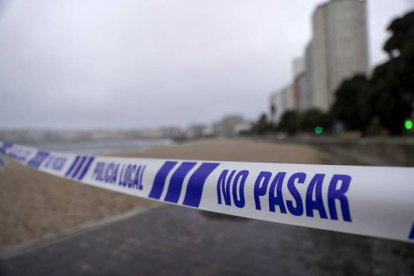 Una cinta policial en el paseo marítimo de A Coruña.
