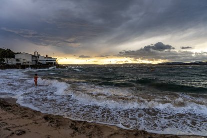 Grandes olas formadas en las playas de Santander 