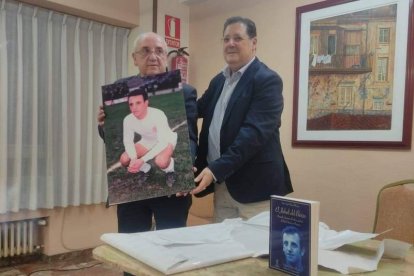 El presidente de la Casa de León en Asturias, José María Fernández Chimeno, entrega un cuadro a Marianín. DL