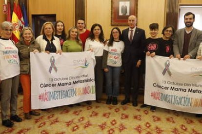 El alcalde y miembros de la Corporación acompañan a pacientes y familiares en el salón de plenos tras la lectura del manifiesto.