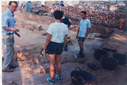 Javier Sánchez Palencia, junto voluntarios y miembros del equipo que excavó en las ruinas de la domus de Predeiras en 1995, junto al lugar donde hallaron los restos.