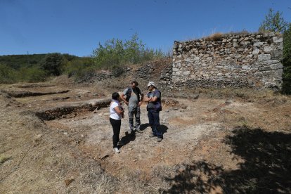 El lugar donde estaban los restos, junto al muro del calero, antes de las excavaciones de 2017.