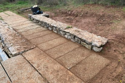 Tras la exhumación, la zona de paso bajo la que se encontraba la fosa, vuelve a estar colocada en las ruinas de la domus.