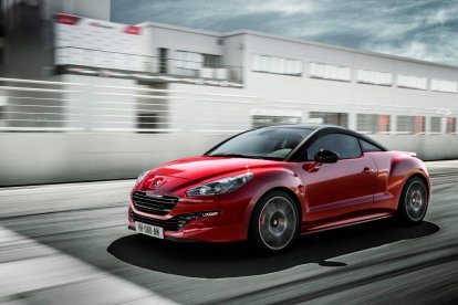 Evocadora estética coupé biplaza la del RCZ y RCZ-R, muy en la línea ‘argumental’ de las más sugestivas realizaciones deportivas de mediados del XX.