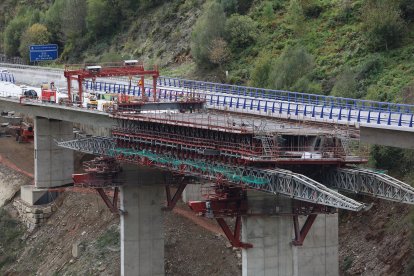 Una gran máquina de encofrado lleva a cabo los trabajos.