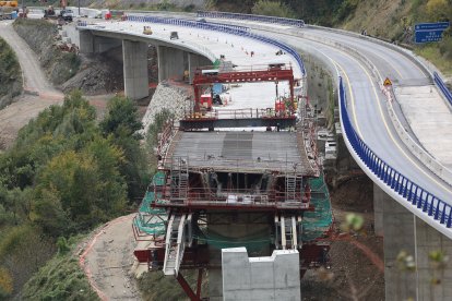 La máquina de encofrado, en primer plano.