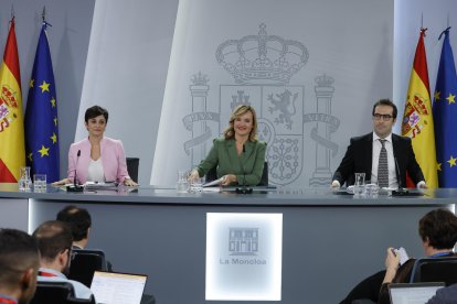  Las ministras de Vivienda, Isabel Rodríguez (i); Educación y portavoz del Gobierno, Pilar Alegría (c), y Economía, Carlos Cuerpo. EFE/ Zipi Aragon
