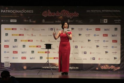Violeta Zheng presentó el acto con un número de magia. FERNANDO OTERO