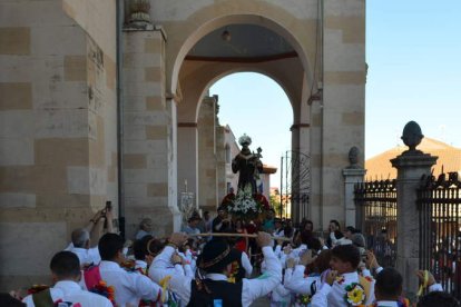 Todo lo que ofrece Villamañán se resume en tres conceptos indispensables para el visitante: historia, patrimonio y tranquilidad. Por eso Villamañán y su municipio hacen acopio de costumbres y fiestas de la esencia de un León que se asoma al sur sin perder el norte que le inspira, que bebe de las vegas mientras se recuesta en la línea del Páramo, que destella verde albahaca en verano y ofrece calma en la mirada entre los viñedos ocres del otoño. Villamañán espera al viajero por un camino que no tiene pérdida.