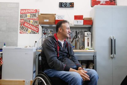 En el local de su casa donde elabora la cerveza.