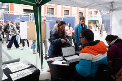 Un momento de la recogida de dorsales por parte de los participantes de los 10 Kilómetros León Cuna del Parlamentarismo  ÁNGELOPEZ