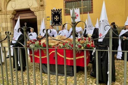 El Sepulcro adoró las Llagas de Cristo.