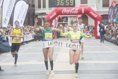 Blanca Fernández y María Forero, primera y segunda clasificadas.