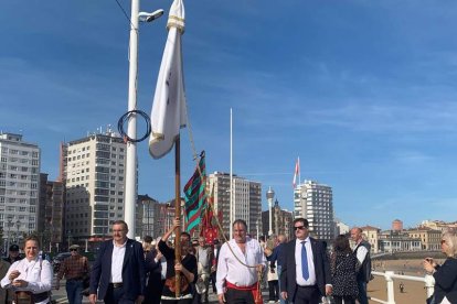 Las autoridades, ante los pendones leoneses en Gijón. DL