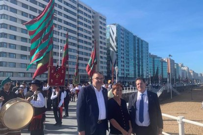 Las autoridades, ante los pendones leoneses en Gijón. DL