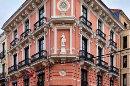 La Casa Téllez. La fachada de este edificio de la Calle Ancha es todo un homenaje al mundo grecolatino. No es el único inmueble de la ciudad ornamentado con estatuas en el exterior. RAMIRO