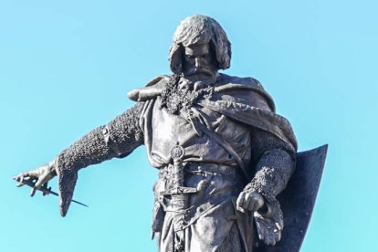 La primera. La estatua de Guzmán es la primera que se colocó en León en 1900. No estuvo exenta de polémica. RAMIRO