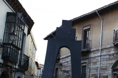 El arco que vino de... Está desde 2002 en Torres de Omaña, obra de Corinne Van Berge. Su parecido con otro más antiguo de Canarias provocó polémica. RAMIRO
