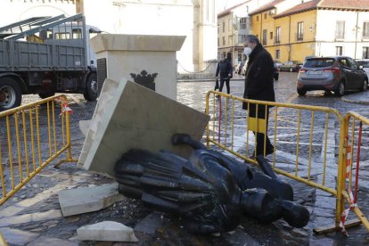 Algunas estatuas sufrieron accidentes, como la de las Cabezadas, en la plaza de San Isidoro, que fue arrollada por un camión. RAMIRO
