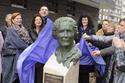 La única mujer. El busto de Clara Campoamor lo inauguró la exministra Carmen Alborch. Es la única estatua de una mujer en León, a excepción de varias reinas, santas y vírgenes. RAMIRO