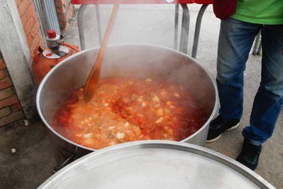 Guiso a base de patatas ayer en Riego de la Vega. ANGELÓPEZ